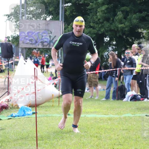 16.06.2024 - 26. Vierlanden-Triathlon Lena Gebhardt http://msf.ph/oto/6316431 16.06.2024 10:01:21 Schwimmen 149, 209, 218, 149, 209, 218 meine-sportfotos.de