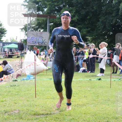16.06.2024 - 26. Vierlanden-Triathlon Lena Gebhardt http://msf.ph/oto/6316468 16.06.2024 10:01:27 Schwimmen 209, 218, 209, 218 meine-sportfotos.de