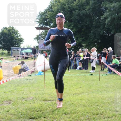 16.06.2024 - 26. Vierlanden-Triathlon Lena Gebhardt http://msf.ph/oto/6316472 16.06.2024 10:01:27 Schwimmen 209, 218, 209, 218 meine-sportfotos.de