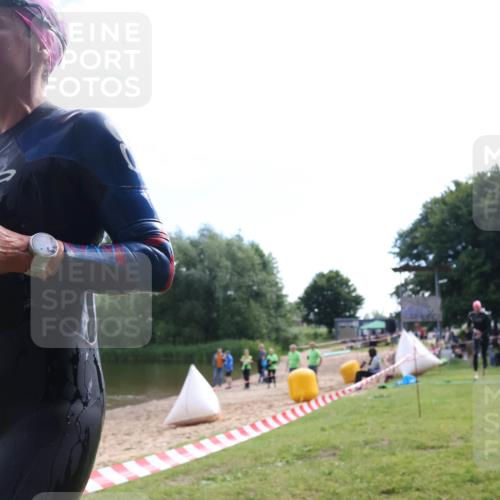 16.06.2024 - 26. Vierlanden-Triathlon Lena Gebhardt http://msf.ph/oto/6316482 16.06.2024 10:01:29 Schwimmen 209, 218, 209, 218 meine-sportfotos.de