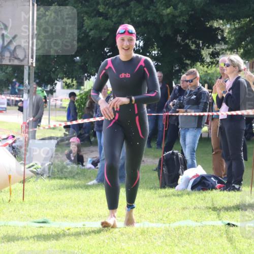 16.06.2024 - 26. Vierlanden-Triathlon Lena Gebhardt http://msf.ph/oto/6316561 16.06.2024 10:04:34 Schwimmen 192, 203, 192, 203 meine-sportfotos.de
