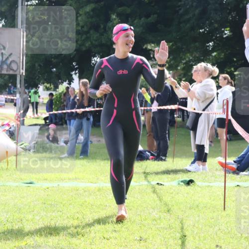 16.06.2024 - 26. Vierlanden-Triathlon Lena Gebhardt http://msf.ph/oto/6316569 16.06.2024 10:04:36 Schwimmen 192, 203, 215, 192, 203, 215 meine-sportfotos.de