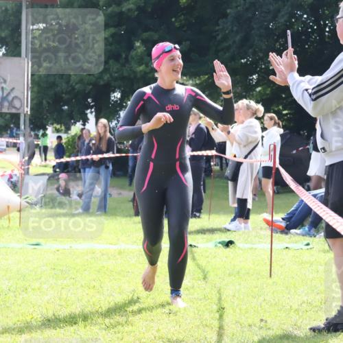 16.06.2024 - 26. Vierlanden-Triathlon Lena Gebhardt http://msf.ph/oto/6316574 16.06.2024 10:04:36 Schwimmen 192, 203, 215, 192, 203, 215 meine-sportfotos.de