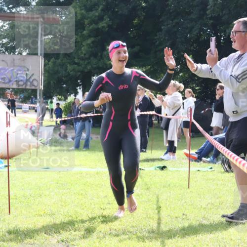 16.06.2024 - 26. Vierlanden-Triathlon Lena Gebhardt http://msf.ph/oto/6316577 16.06.2024 10:04:37 Schwimmen 192, 203, 215, 192, 203, 215 meine-sportfotos.de
