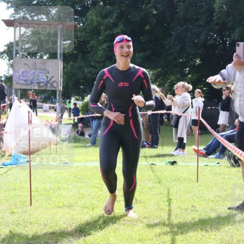 16.06.2024 - 26. Vierlanden-Triathlon Lena Gebhardt http://msf.ph/oto/6316578 16.06.2024 10:04:37 Schwimmen 192, 203, 215, 192, 203, 215 meine-sportfotos.de