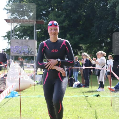 16.06.2024 - 26. Vierlanden-Triathlon Lena Gebhardt http://msf.ph/oto/6316583 16.06.2024 10:04:37 Schwimmen 192, 203, 215, 192, 203, 215 meine-sportfotos.de
