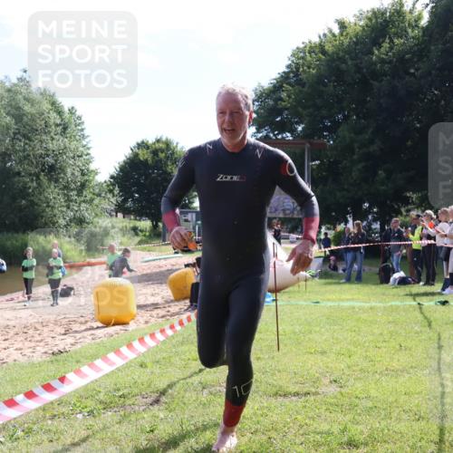 16.06.2024 - 26. Vierlanden-Triathlon Lena Gebhardt http://msf.ph/oto/6316606 16.06.2024 10:04:45 Schwimmen 181, 203, 215, 181, 203, 215 meine-sportfotos.de