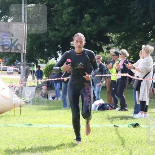 16.06.2024 - 26. Vierlanden-Triathlon Lena Gebhardt http://msf.ph/oto/6316614 16.06.2024 10:04:50 Schwimmen 181, 215, 181, 215 meine-sportfotos.de