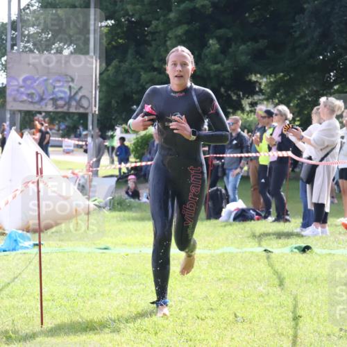 16.06.2024 - 26. Vierlanden-Triathlon Lena Gebhardt http://msf.ph/oto/6316619 16.06.2024 10:04:51 Schwimmen 181, 215, 181, 215 meine-sportfotos.de