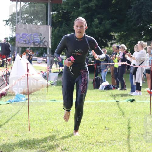 16.06.2024 - 26. Vierlanden-Triathlon Lena Gebhardt http://msf.ph/oto/6316620 16.06.2024 10:04:51 Schwimmen 181, 215, 181, 215 meine-sportfotos.de