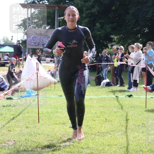 16.06.2024 - 26. Vierlanden-Triathlon Lena Gebhardt http://msf.ph/oto/6316623 16.06.2024 10:04:52 Schwimmen 181, 215, 181, 215 meine-sportfotos.de