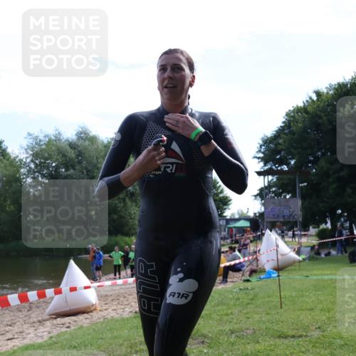 16.06.2024 - 26. Vierlanden-Triathlon Lena Gebhardt http://msf.ph/oto/6316728 16.06.2024 10:07:20 Schwimmen 202, 210, 211, 221, 202, 210, 211, 221 meine-sportfotos.de