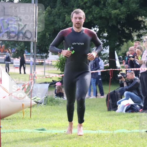 16.06.2024 - 26. Vierlanden-Triathlon Lena Gebhardt http://msf.ph/oto/6316734 16.06.2024 10:07:26 Schwimmen 210, 221, 210, 221 meine-sportfotos.de