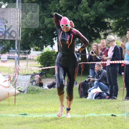 16.06.2024 - 26. Vierlanden-Triathlon Lena Gebhardt http://msf.ph/oto/6316764 16.06.2024 10:07:31 Schwimmen 210, 221, 210, 221 meine-sportfotos.de