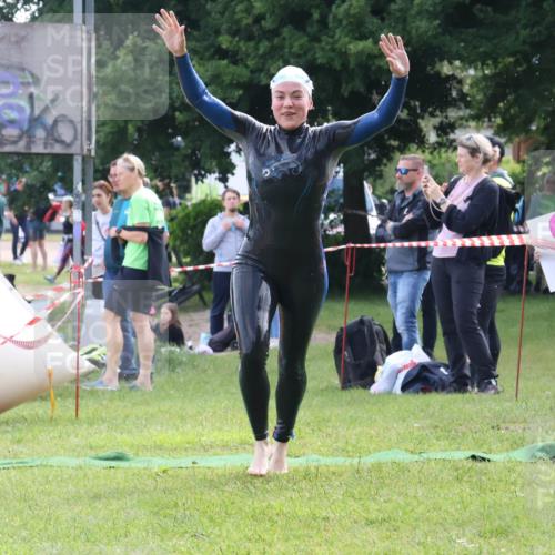 16.06.2024 - 26. Vierlanden-Triathlon Lena Gebhardt http://msf.ph/oto/6316979 16.06.2024 10:10:39 Schwimmen 193, 197, 198, 224, 193, 197, 198, 224 meine-sportfotos.de