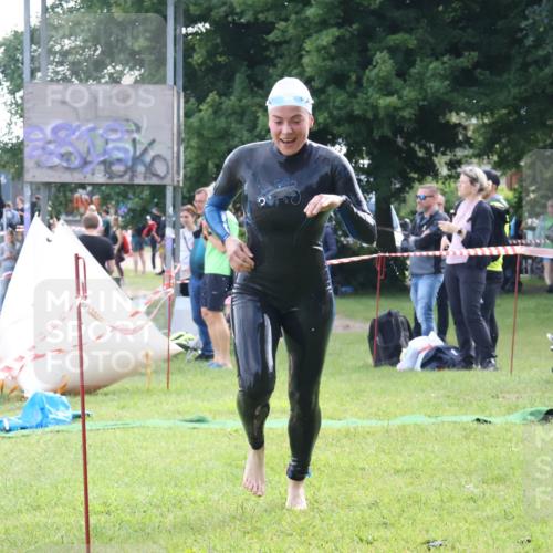 16.06.2024 - 26. Vierlanden-Triathlon Lena Gebhardt http://msf.ph/oto/6316990 16.06.2024 10:10:41 Schwimmen 193, 197, 198, 224, 193, 197, 198, 224 meine-sportfotos.de