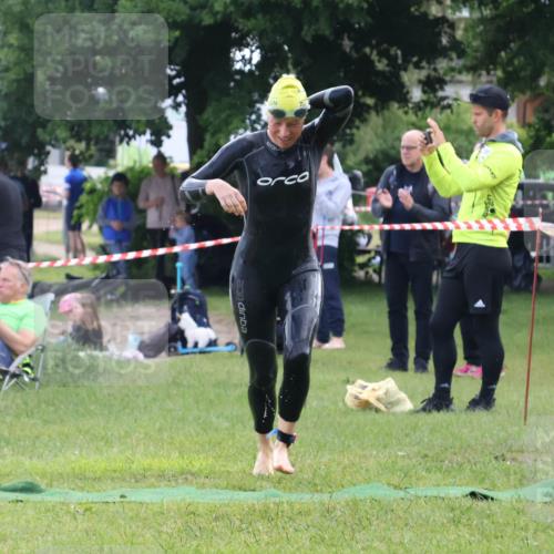 16.06.2024 - 26. Vierlanden-Triathlon Lena Gebhardt http://msf.ph/oto/6317168 16.06.2024 10:14:19 Schwimmen 186, 196, 186, 196 meine-sportfotos.de