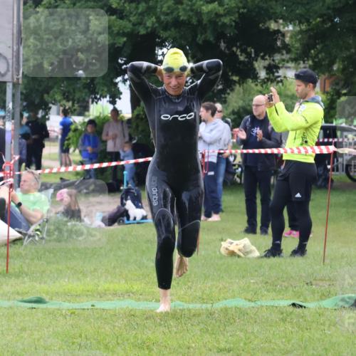16.06.2024 - 26. Vierlanden-Triathlon Lena Gebhardt http://msf.ph/oto/6317171 16.06.2024 10:14:19 Schwimmen 186, 196, 186, 196 meine-sportfotos.de