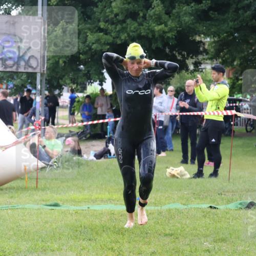 16.06.2024 - 26. Vierlanden-Triathlon Lena Gebhardt http://msf.ph/oto/6317175 16.06.2024 10:14:20 Schwimmen 186, 196, 186, 196 meine-sportfotos.de