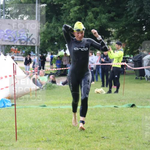 16.06.2024 - 26. Vierlanden-Triathlon Lena Gebhardt http://msf.ph/oto/6317178 16.06.2024 10:14:20 Schwimmen 186, 196, 186, 196 meine-sportfotos.de