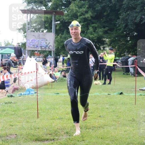 16.06.2024 - 26. Vierlanden-Triathlon Lena Gebhardt http://msf.ph/oto/6317185 16.06.2024 10:14:21 Schwimmen 186, 196, 186, 196 meine-sportfotos.de