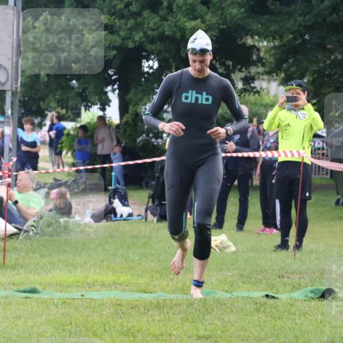 16.06.2024 - 26. Vierlanden-Triathlon Lena Gebhardt http://msf.ph/oto/6317198 16.06.2024 10:14:25 Schwimmen 186, 196, 186, 196 meine-sportfotos.de