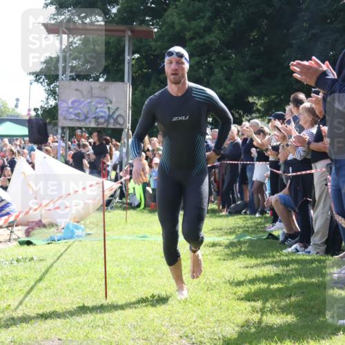 16.06.2024 - 26. Vierlanden-Triathlon Lena Gebhardt http://msf.ph/oto/6317279 16.06.2024 10:53:55 Schwimmen 241, 263, 241, 263 meine-sportfotos.de