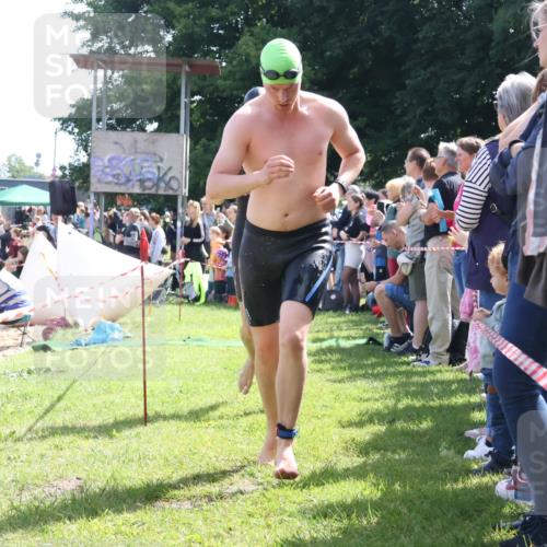 16.06.2024 - 26. Vierlanden-Triathlon Lena Gebhardt http://msf.ph/oto/6318132 16.06.2024 10:57:23 Schwimmen 228, 239, 260, 290, 295, 348, 228, 239, 260, 290, 295, 348 meine-sportfotos.de