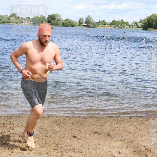 16.06.2024 - 26. Vierlanden-Triathlon Strokosch-Dieckow http://msf.ph/oto/6322689 16.06.2024 10:56:02 Schwimmen 233, 278, 293, 294, 308, 310, 318, 321, 326, 333, 339, 233, 278, 293, 294, 308, 310, 318, 321, 326, 333, 339 meine-sportfotos.de