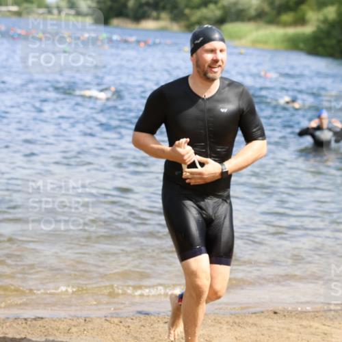 16.06.2024 - 26. Vierlanden-Triathlon Strokosch-Dieckow http://msf.ph/oto/6324777 16.06.2024 10:57:24 Schwimmen 228, 239, 260, 290, 295, 348, 228, 239, 260, 290, 295, 348 meine-sportfotos.de