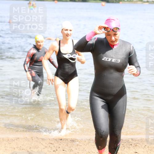 16.06.2024 - 26. Vierlanden-Triathlon Strokosch-Dieckow http://msf.ph/oto/6338940 16.06.2024 11:18:32 Schwimmen 475, 481, 486, 490, 493, 562, 582, 585, 592, 619, 629, 475, 481, 486, 490, 493, 562, 582, 585, 592, 619, 629 meine-sportfotos.de