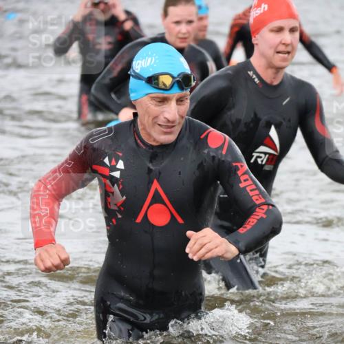 23.06.2024 - Viking Triathlon H.Heesch http://msf.ph/oto/6345195 23.06.2024 10:45:19 Schwimmen 267, 375, 380, 443, 480, 493, 495, 652 meine-sportfotos.de
