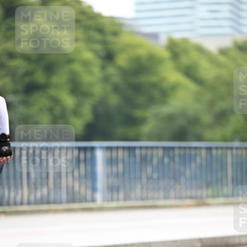 30.06.2024 - hella hamburg halbmarathon Dr. Thomas Lammeyer http://msf.ph/oto/6405991 30.06.2024 09:03:13 Kennedybrücke  meine-sportfotos.de