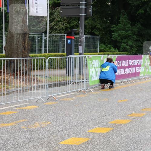 30.06.2024 - hella hamburg halbmarathon Strokosch-Dieckow http://msf.ph/oto/6561618 30.06.2024 09:10:36 Ziel 20006, 20344, 20424, 20436, 20439, 20454 meine-sportfotos.de