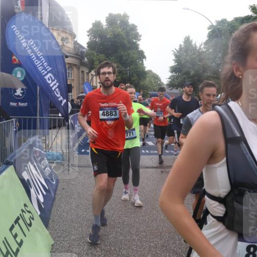 30.06.2024 - hella hamburg halbmarathon Lena Gebhardt http://msf.ph/oto/6676302 30.06.2024 11:44:49 Ziel 771, 796, 1314, 2039, 2884, 2929, 3664, 3665, 4212, 4298, 4883, 5723, 5838, 6168, 6341, 6503, 6771, 7203, 7486, 7687, 7688, 8254, 8373, 8420, 8549, 9128, 9136, 9526, 9542, 9913, 10832, 11327, 11652, 11666, 11775, 11828, 11835, 12092 meine-sportfotos.de