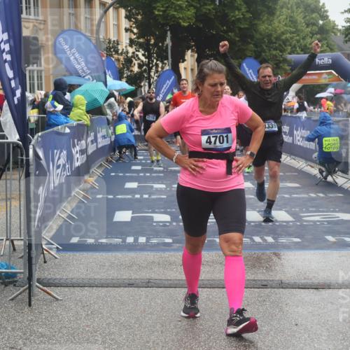 30.06.2024 - hella hamburg halbmarathon Lena Gebhardt http://msf.ph/oto/6676303 30.06.2024 12:24:01 Ziel 3643, 4339, 4701, 4702, 5516, 5517, 5525, 5526, 8432 meine-sportfotos.de