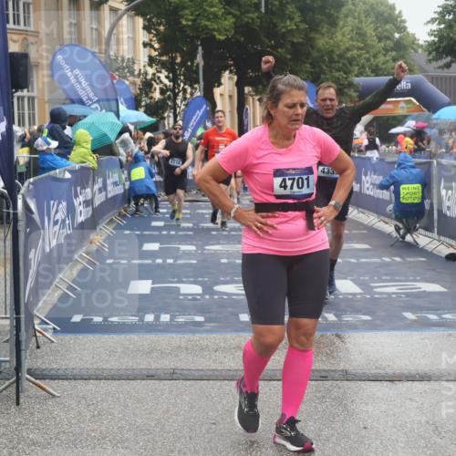30.06.2024 - hella hamburg halbmarathon Lena Gebhardt http://msf.ph/oto/6676307 30.06.2024 12:24:02 Ziel 3643, 4339, 4701, 4702, 5516, 5517, 8432 meine-sportfotos.de