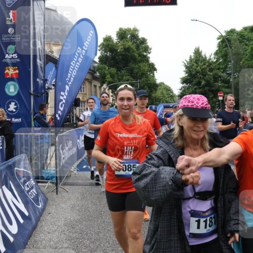 30.06.2024 - hella hamburg halbmarathon Lena Gebhardt http://msf.ph/oto/6676309 30.06.2024 11:11:09 Ziel 1181, 1225, 1335, 1687, 2457, 2607, 3250, 4158, 4517, 5005, 5243, 5735, 6002, 6059, 6158, 6354, 6887, 7052, 7085, 7088, 7243, 7284, 7806, 8780, 8842, 8961, 9076, 9619, 9630, 9869, 9943, 10089, 10878, 11054, 11343, 11405, 11585, 12223, 13466 meine-sportfotos.de
