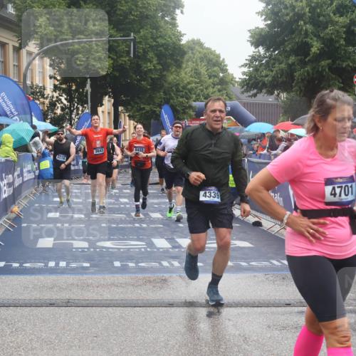 30.06.2024 - hella hamburg halbmarathon Lena Gebhardt http://msf.ph/oto/6676315 30.06.2024 12:24:03 Ziel 3643, 3992, 4339, 4701, 4702, 5516, 5517, 5668, 8432 meine-sportfotos.de