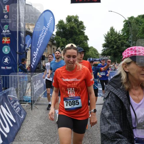 30.06.2024 - hella hamburg halbmarathon Lena Gebhardt http://msf.ph/oto/6676317 30.06.2024 11:11:09 Ziel 1181, 1225, 1335, 1687, 2457, 2607, 3250, 4158, 4517, 5005, 5243, 5735, 6002, 6059, 6158, 6354, 6887, 7052, 7085, 7088, 7243, 7284, 7806, 8780, 8842, 8961, 9076, 9619, 9630, 9869, 9943, 10089, 10878, 11054, 11343, 11405, 11585, 12223, 13466 meine-sportfotos.de