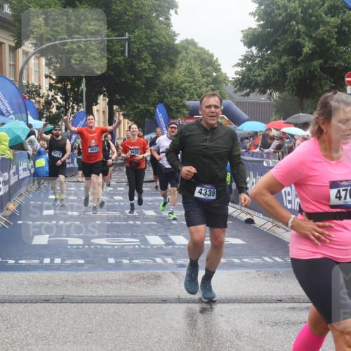 30.06.2024 - hella hamburg halbmarathon Lena Gebhardt http://msf.ph/oto/6676319 30.06.2024 12:24:03 Ziel 3643, 3992, 4339, 4701, 4702, 5516, 5517, 5668, 8432 meine-sportfotos.de