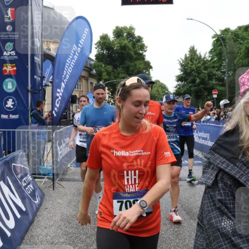 30.06.2024 - hella hamburg halbmarathon Lena Gebhardt http://msf.ph/oto/6676321 30.06.2024 11:11:09 Ziel 1181, 1225, 1335, 1687, 2457, 2607, 3250, 4158, 4517, 5005, 5243, 5735, 6002, 6059, 6158, 6354, 6887, 7052, 7085, 7088, 7243, 7284, 7806, 8780, 8842, 8961, 9076, 9619, 9630, 9869, 9943, 10089, 10878, 11054, 11343, 11405, 11585, 12223, 13466 meine-sportfotos.de