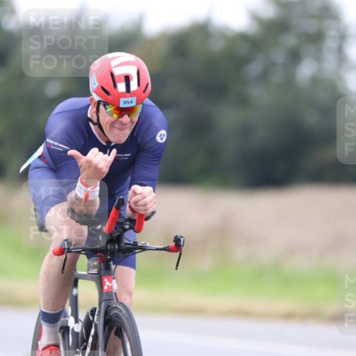 04.08.2024 - OstseeMan Fuchs,  Jonas http://msf.ph/oto/6748931 04.08.2024 12:21:25 Radfahren 21, 77, 91, 261, 521, 682, 715, 822, 834, 908, 954 meine-sportfotos.de