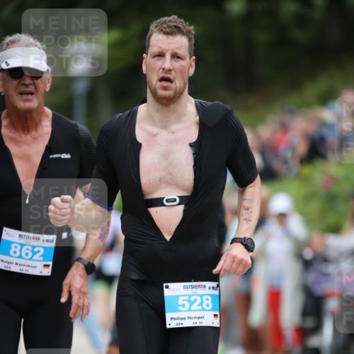 04.08.2024 - OstseeMan H.Heesch http://msf.ph/oto/6760554 04.08.2024 13:47:26 Laufen 128, 395, 405, 528, 699, 862, 987, 1221, 1291, 1299 meine-sportfotos.de