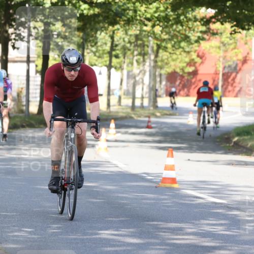 11.08.2024 - GEWOBA Citytriathlon Bremen H.Heesch http://msf.ph/oto/6767758 11.08.2024 10:20:56 Radfahren 4, 7, 11, 20, 45, 52, 58, 87, 92 meine-sportfotos.de