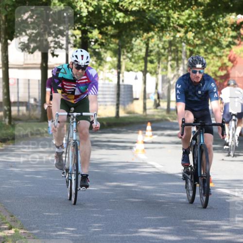 11.08.2024 - GEWOBA Citytriathlon Bremen H.Heesch http://msf.ph/oto/6767768 11.08.2024 10:20:59 Radfahren 4, 11, 20, 30, 45, 52, 58, 71, 87, 92 meine-sportfotos.de