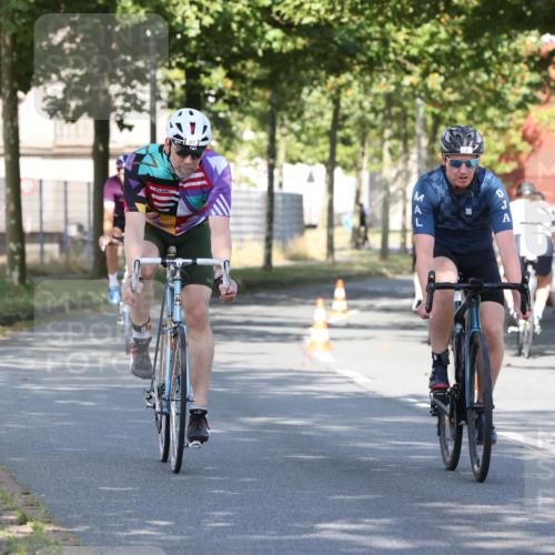11.08.2024 - GEWOBA Citytriathlon Bremen H.Heesch http://msf.ph/oto/6767774 11.08.2024 10:20:59 Radfahren 4, 11, 20, 30, 45, 52, 58, 71, 87, 92 meine-sportfotos.de