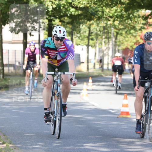 11.08.2024 - GEWOBA Citytriathlon Bremen H.Heesch http://msf.ph/oto/6767777 11.08.2024 10:20:59 Radfahren 4, 11, 20, 30, 45, 52, 58, 71, 87, 92 meine-sportfotos.de