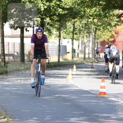 11.08.2024 - GEWOBA Citytriathlon Bremen H.Heesch http://msf.ph/oto/6767782 11.08.2024 10:21:01 Radfahren 4, 11, 20, 30, 45, 52, 58, 71, 75, 87, 92 meine-sportfotos.de