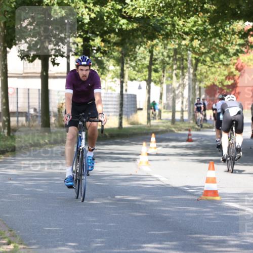 11.08.2024 - GEWOBA Citytriathlon Bremen H.Heesch http://msf.ph/oto/6767783 11.08.2024 10:21:01 Radfahren 4, 11, 20, 30, 45, 52, 58, 71, 75, 87, 92 meine-sportfotos.de